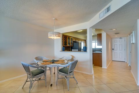 Clearwater Beachfront Condo with Heated Pool Access! Appartement in Sand Key