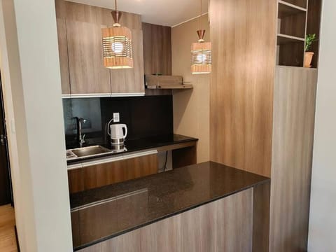 Kitchen or kitchenette, minibar, stove