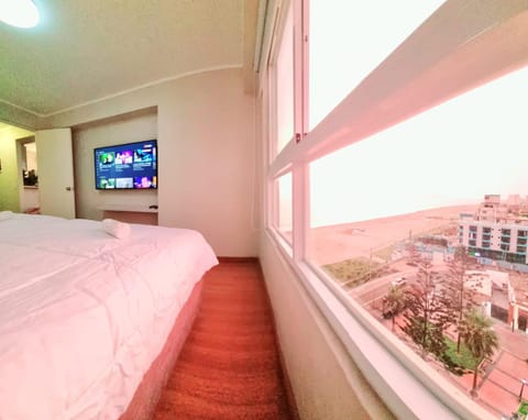 Bed, TV and multimedia, Bedroom