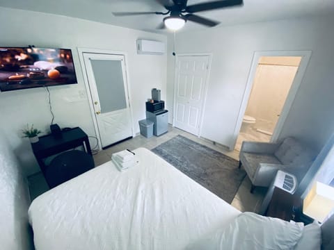 Holistic Gem w/1Gig Wi-Fi & free parking Bed and Breakfast in Houston