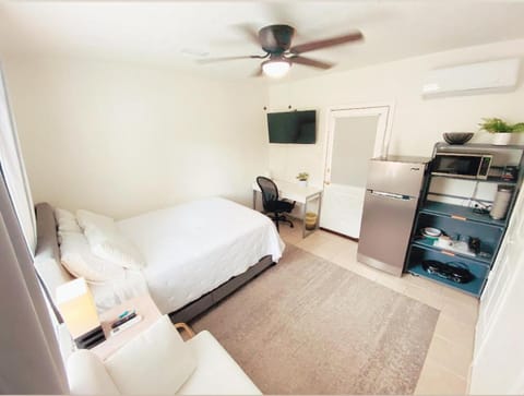 Holistic Gem w/1Gig Wi-Fi & free parking Bed and Breakfast in Houston