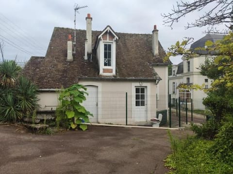 MAISON VENEUX LES SABLONS-FONTAINEBLEAU-MORET SUR LOING House in Fontainebleau