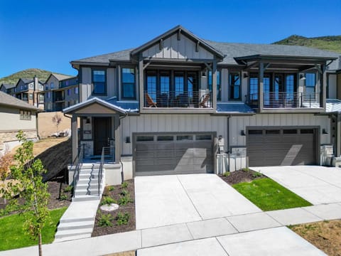 Property building, Day, Garden, Garden view