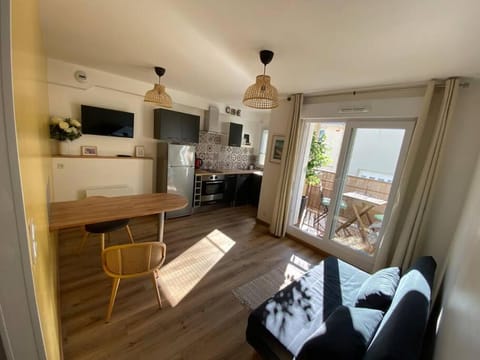 TV and multimedia, Kitchen or kitchenette, Living room, Seating area, Dining area