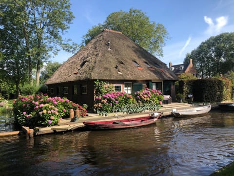 Plompeblad Guesthouse Giethoorn Maison in Giethoorn