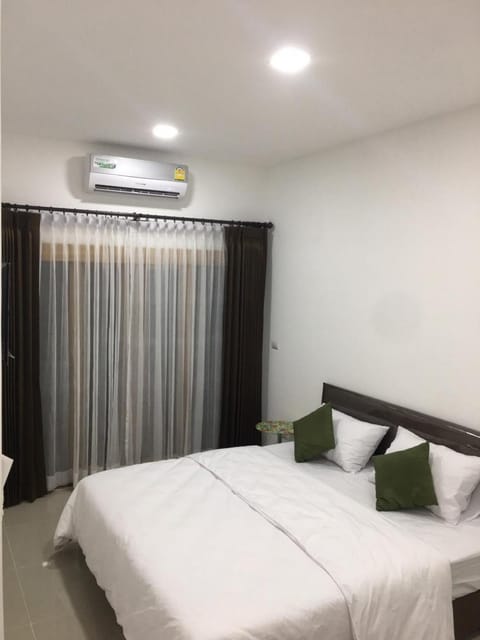 Bed, Photo of the whole room, Bedroom, air conditioner