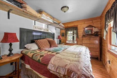 Rustic White Mountain Log Cabin Retreat! Chalet in Rumney