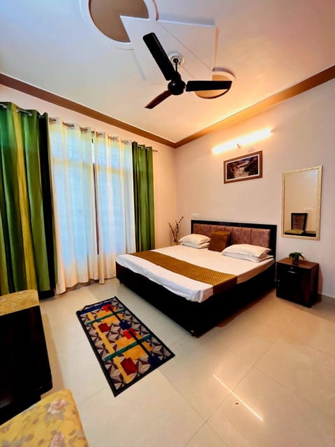 Bed, TV and multimedia, Photo of the whole room, Bedroom, air conditioner