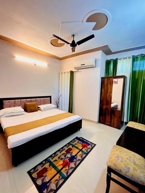 Bed, Photo of the whole room, Bedroom, wardrobe, air conditioner