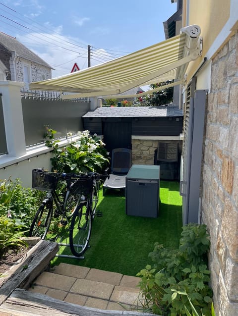 Patio, Day, Garden, Balcony/Terrace, Cycling, Garden view