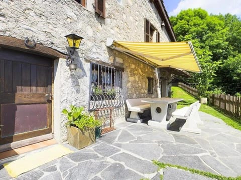 Property building, Patio, Spring, Day, Garden, Dining area, Garden view