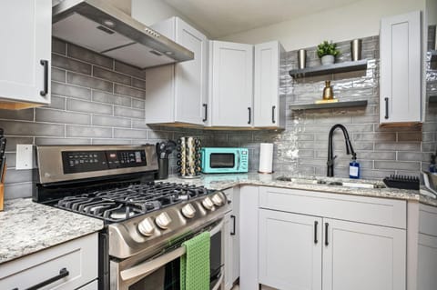 Kitchen or kitchenette, minibar, pet friendly, stove, toaster