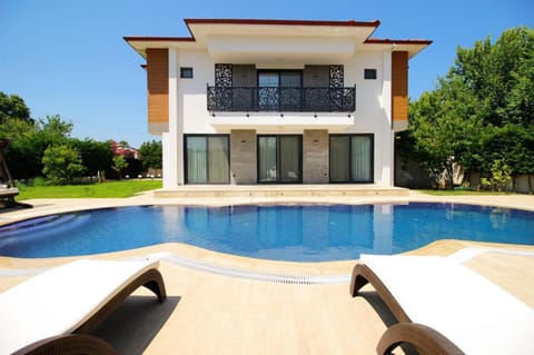 Property building, Patio, Day, Pool view, Swimming pool, sunbed