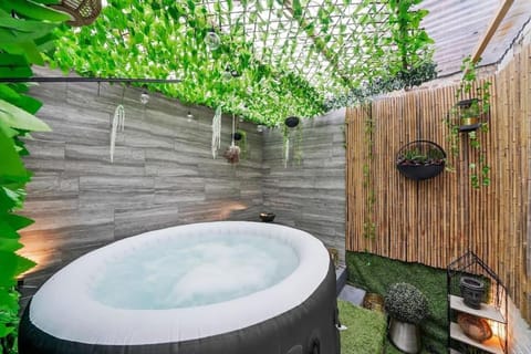 Luxe Coastal Retreat w/ Hot Tub House in Ramsgate