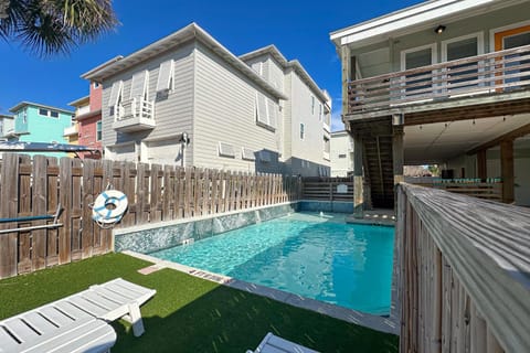 OV33 Bottoms Up, Private Heated Pool, Golf Cart Included, Pet-Friendly House in Port Aransas