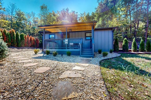 Whiskey Stone Retreat House in Douglas Lake