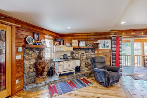 Twin Feathers Cabin House in Salmon River