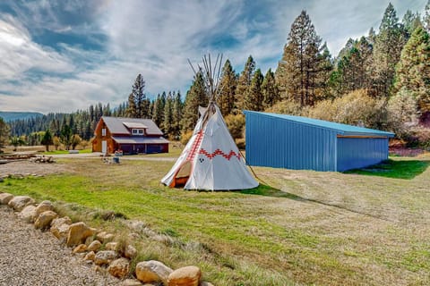 Twin Feathers Cabin House in Salmon River