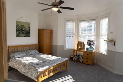 Bed, Photo of the whole room, Bedroom, fireplace