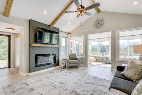 Updated and Modern Waynesville Cottage with Fire Pit Maison in Lake Junaluska
