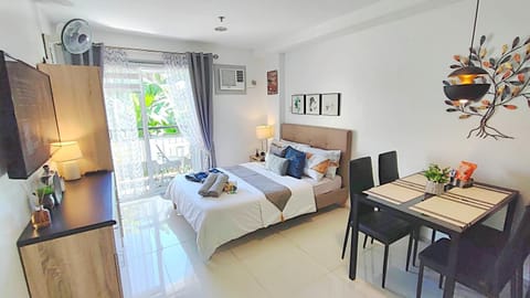 CityCondo, 2nd Fl, 30 sqm, near CPU, balcony and parkview, Netflix, free parking Apartment in Iloilo City