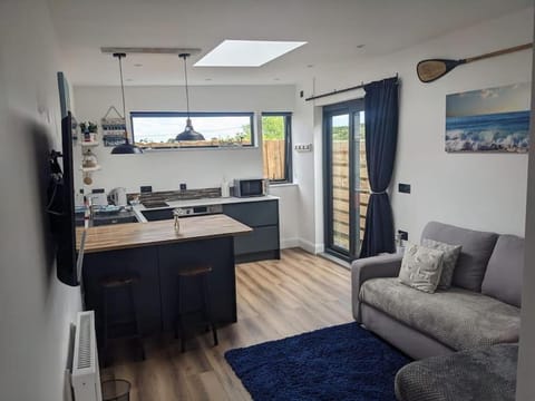 Modern cosy apartment walking distance to many cove beaches and coast path walks as well as the famous Helford river Eigentumswohnung in Mawnan Smith