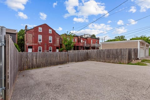 Designer Townhome 2 of 2 RIGHT SIDE - JZ Vacation Rentals House in Saint Louis