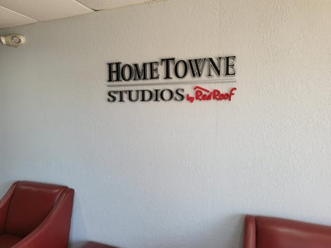 HomeTowne Studios by Red Roof Prattville Hôtel in Millbrook