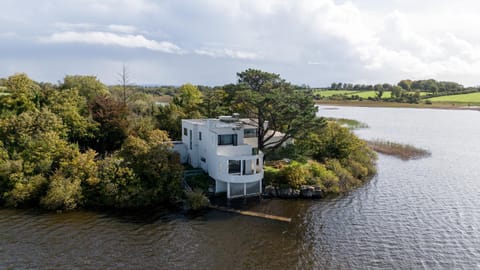 Property building, Day, Natural landscape, Bird's eye view, Lake view