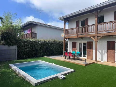 Maison 100m2 4 chambres avec piscine jardin paysage House in Gujan-Mestras