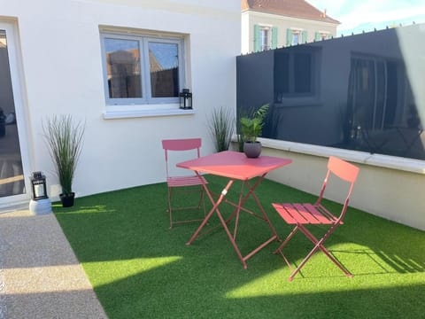 Property building, Day, Garden, Dining area, Garden view