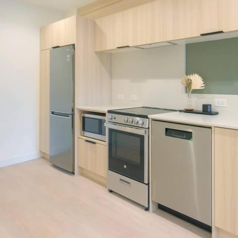 Newly Renovated 2 Bedroom Condo in Japantown! Near Railtown & Gastown! Condo in Vancouver