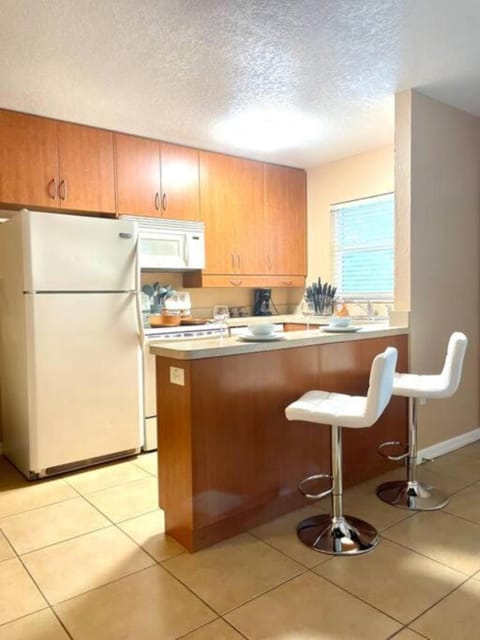 Kitchen or kitchenette, Dining area, minibar, pet friendly, stove