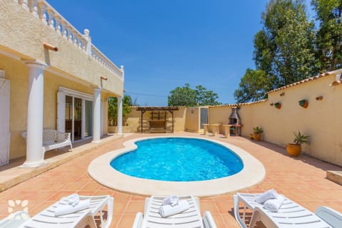 Property building, Patio, Day, Pool view, Swimming pool, sunbed