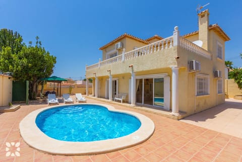 Property building, Patio, Day, Pool view, Swimming pool, sunbed