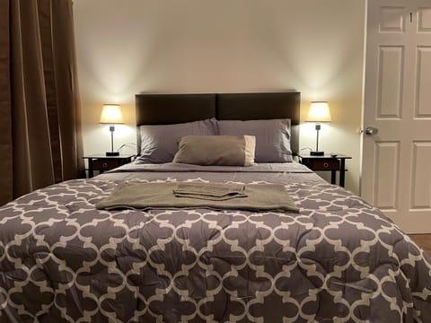 Downtown Private Room - Close to M&T, Orioles, Topgolf, Horseshoe Casino Bed and Breakfast in Baltimore