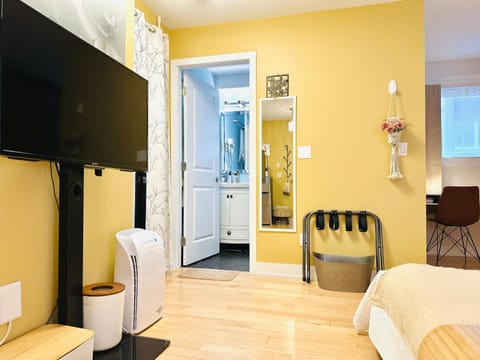 Private Guest Suite in Little Italy - King Bed - Free Parking - Central Location Vacation rental in Vancouver