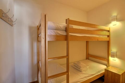 Bedroom, bunk bed