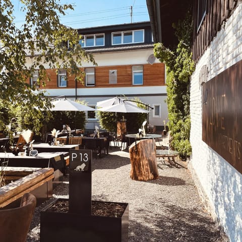 Patio, Restaurant/places to eat, Seating area