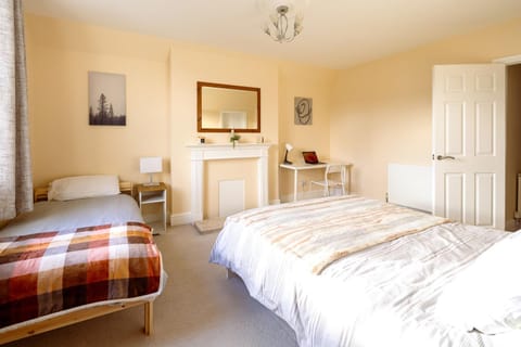 Guildford Station with Parking Apartment in Guildford