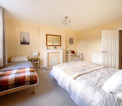Guildford Station with Parking Apartment in Guildford