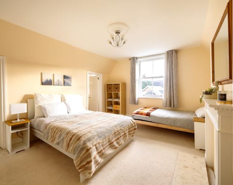 Guildford Station with Parking Apartment in Guildford