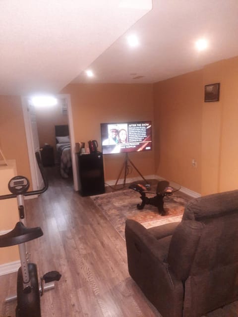 One bedroom basement suite with private living room and laundry. Bed and Breakfast in Halton Hills