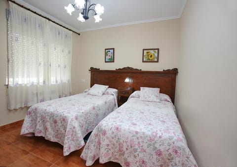 Shower, Toilet, Bed, Bathroom, TV and multimedia, Bedroom, Garden view