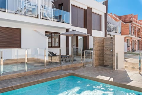 Property building, Balcony/Terrace, Pool view