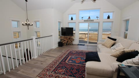 4x2000, Sandfiddler Inn- Semi-Oceanfront, Wild Horses, Hot Tub, Ocean Views! Casa in Carova Beach
