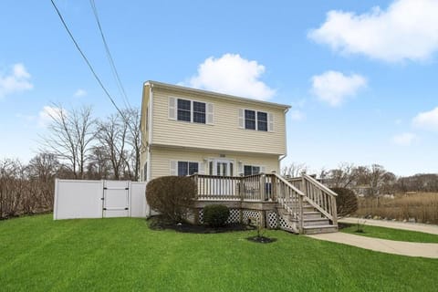 Beautiful Home With Water Views & Close To Ocean House in Warwick
