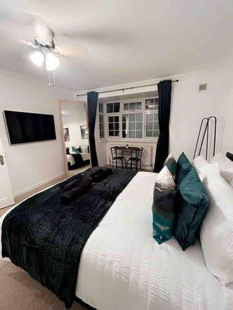7 BR Town House, Kingsize Beds, Free Parking Apartamento in Slough