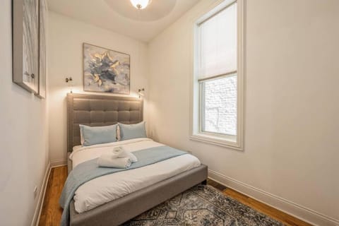 Lovely 2 Bed 3 Miles from DT w Free Parking Apartment in Lower West Side