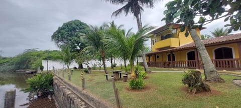 Charmosa Casa com 06 suítes na praia, beira rio Juqueriquere com rampa para barcos e jet sky Casa in Caraguatatuba